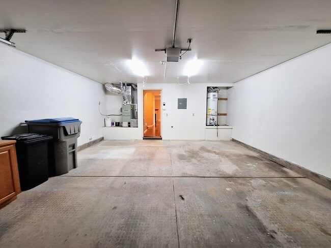 Building Photo - Large 2-story 2 Bedroom Townhouse w/Garage...