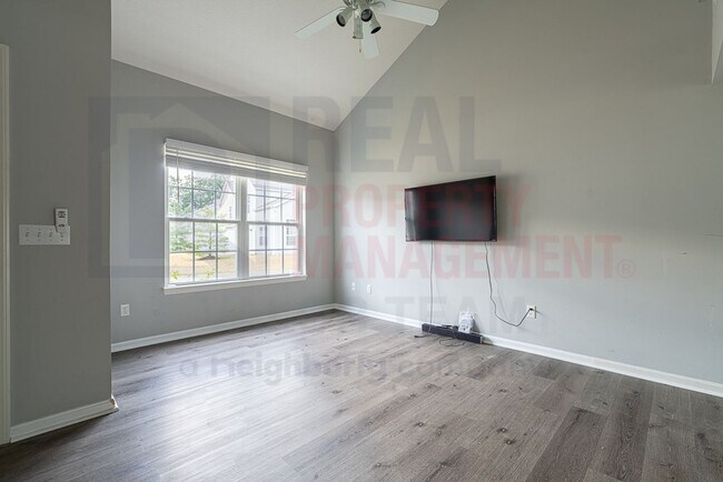 Building Photo - Beautifully maintained 3 Bed 2 Bath Home i...