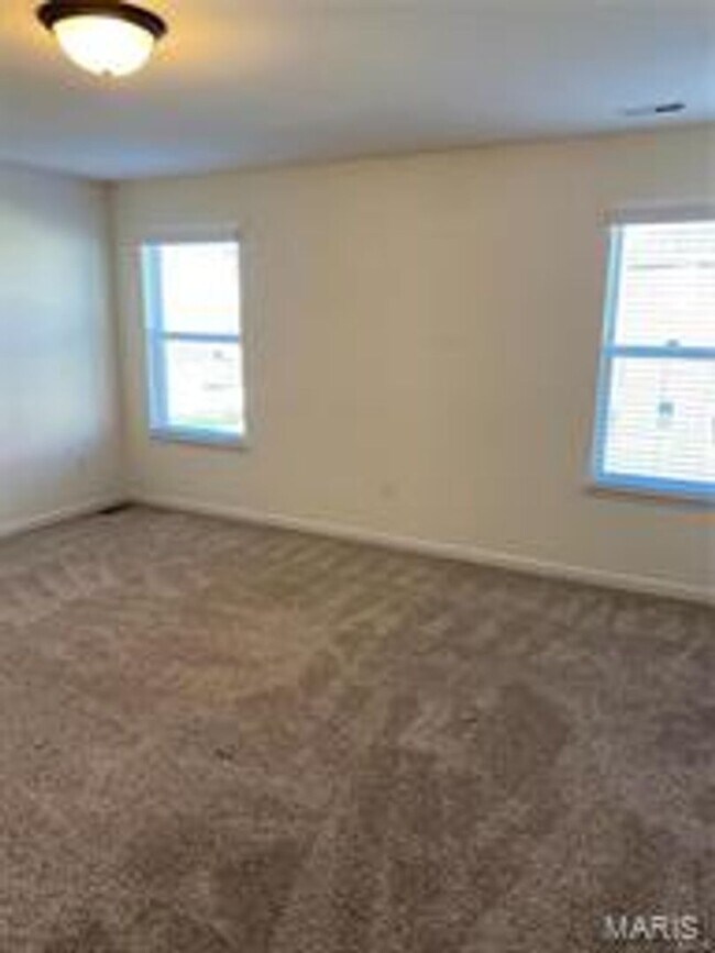 Building Photo - Lovely 4 bedroom, 2.5 bath, 2 car garage