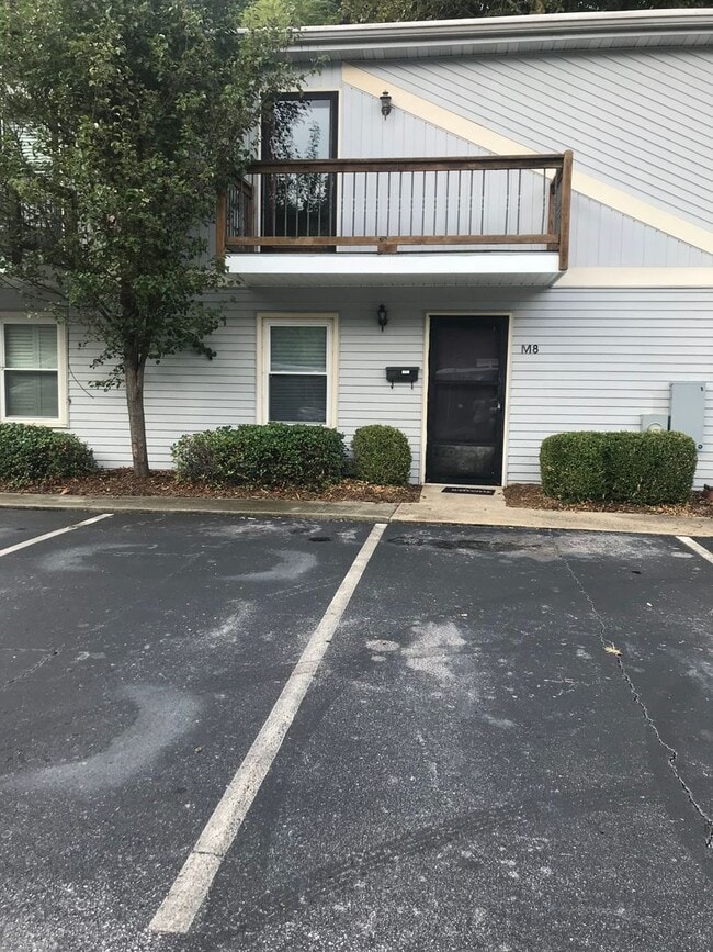 Building Photo - Lovely 3 bedroom Town Home with Fresh Paint and New Flooring Upstairs!! East North Street Area