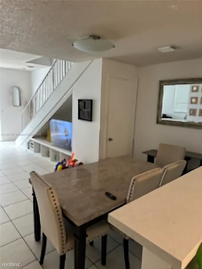 Building Photo - 2 br, 2.5 bath Townhome - 1050 Sorrento Dr...