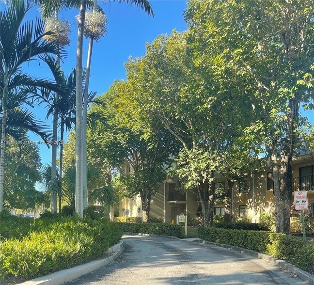 Building Photo - 10431 N Kendall Dr