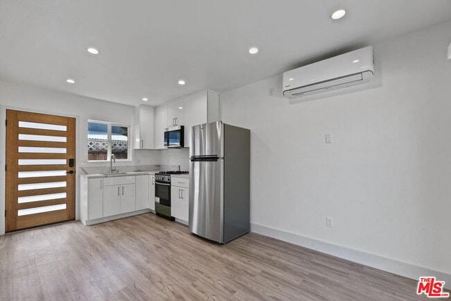 Building Photo - 6229 Sylvia Ave