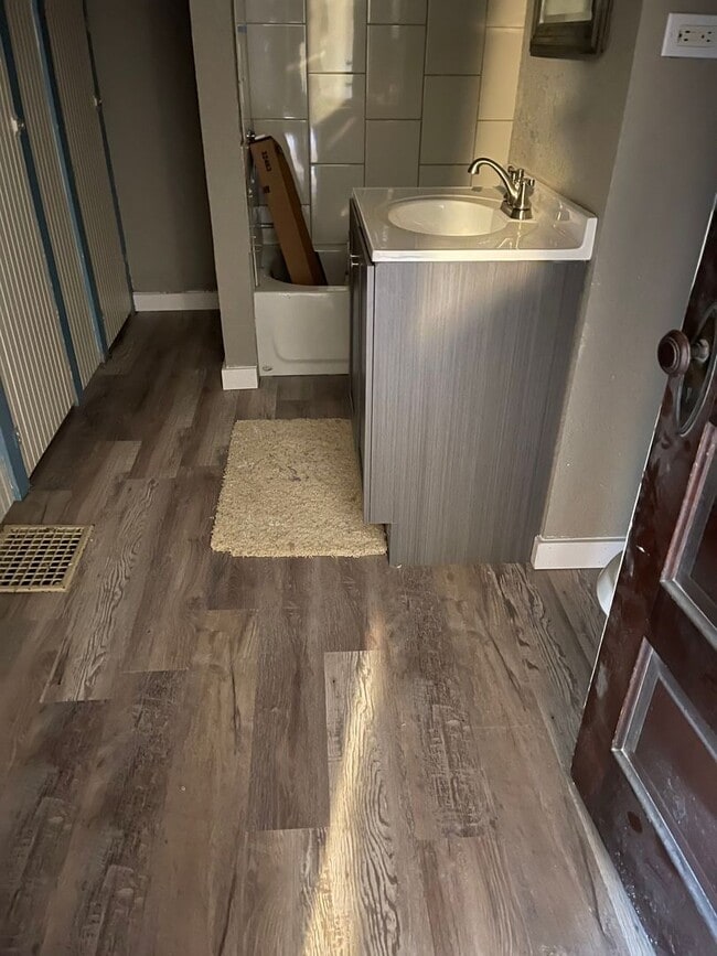 Building Photo - 4BD/1BA HOME!
