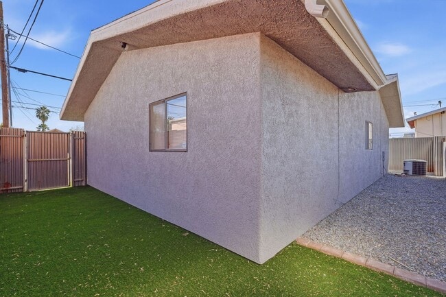 Building Photo - 811 E Caddie St