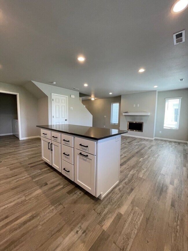 Building Photo - Beautiful 3 Bedroom Townhome in South Bismarck!