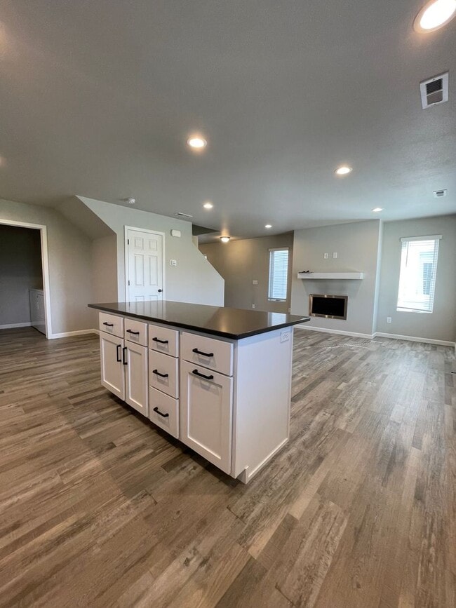 Building Photo - Exquisite 3-Bedroom Home with Modern Elegance and Scenic Views!