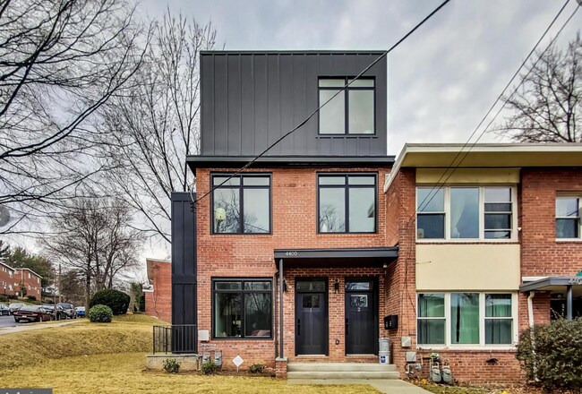 Building Photo - Stunning 2 Bed plus Den/ 2 Bath! New Const...