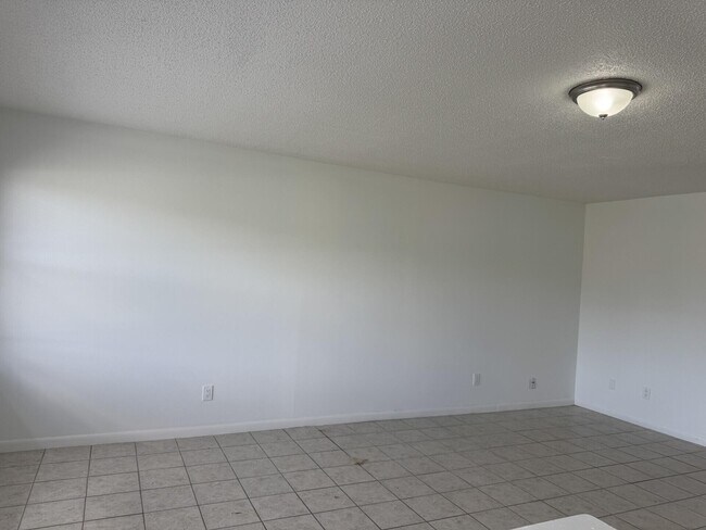 Building Photo - 710 NW Airoso Blvd