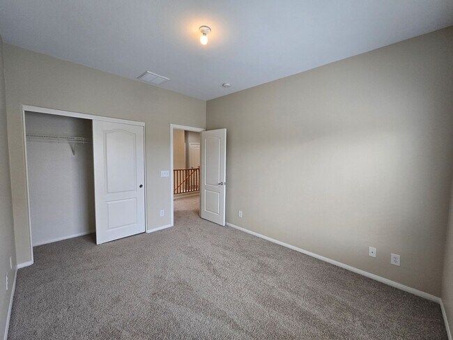 Building Photo - Guard Gated wonderful community 3 Bedroom Townhome!