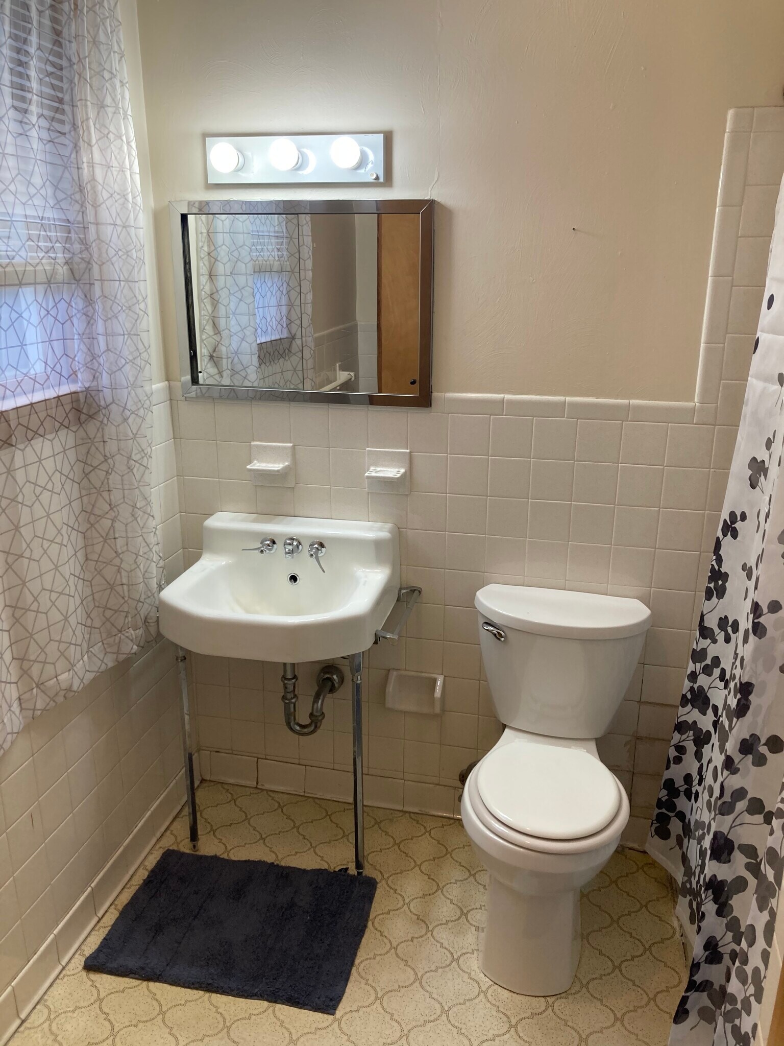 Building Photo - 826 Hess Ave