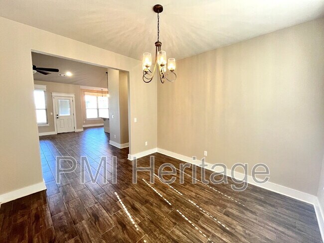 Building Photo - 557 Rossi St