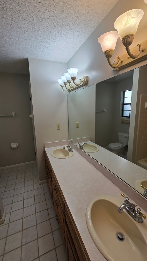 Building Photo - Beautiful Large home off of Mahan