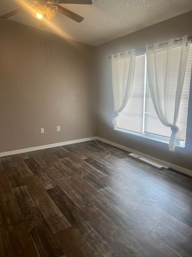 Building Photo - Wonderful 2 bedroom home with Addition Den or Office, Great Location