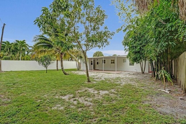 Building Photo - 1205 S Lake Dr