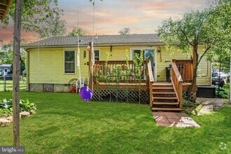 Building Photo - 5913 Vine Dr