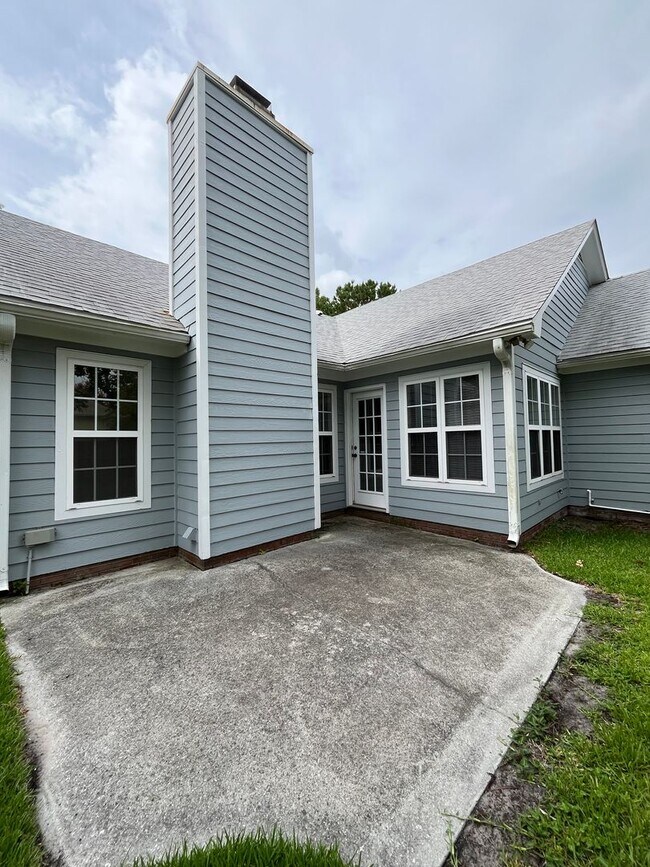 Building Photo - Discover this well-maintained 3-bedroom, 2-bath home in Carriage Hills