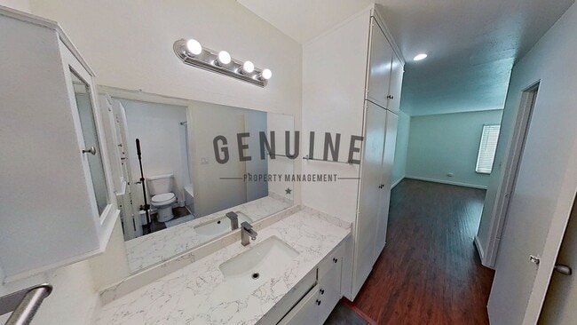 Building Photo - Upstairs 1 Bedroom in Desirable Macarthur Village ~ Community Pool and Tennis Courts