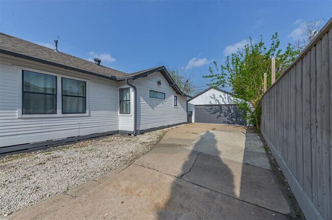 Building Photo - 1306 Tabor St
