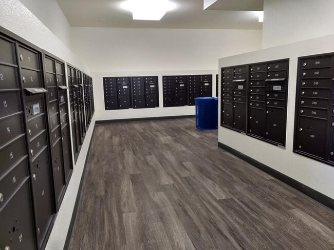 Building Photo - 200 E 10th St