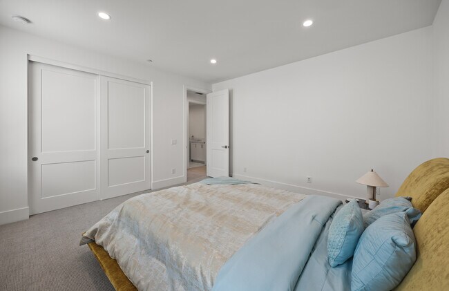 Building Photo - 135 Oakstone