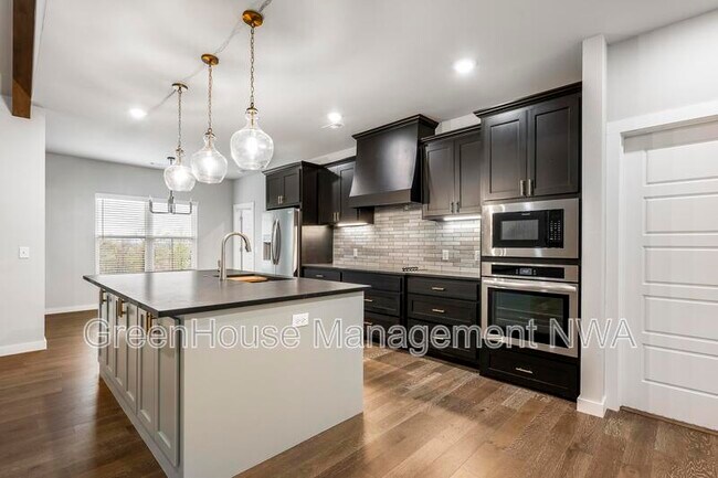 Building Photo - 2 Cawood Dr