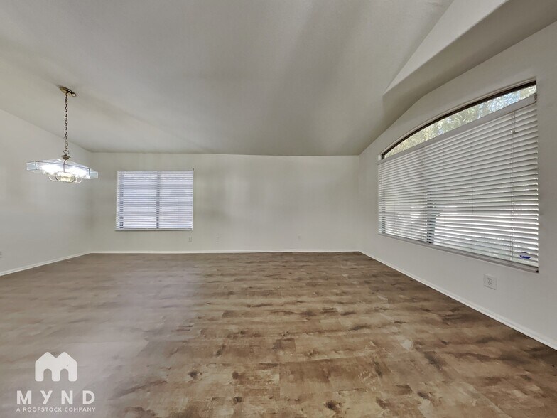 Building Photo - 542 N 169th Ave