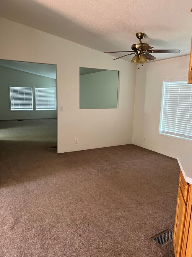 Building Photo - Round Lake Estates