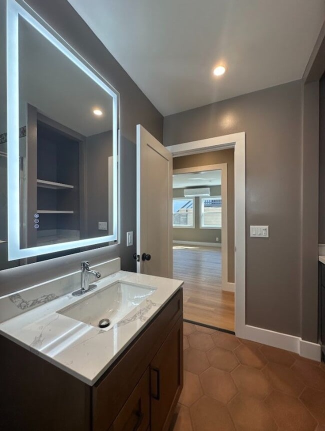 Building Photo - Beautifully Renovated Home in Oakland!