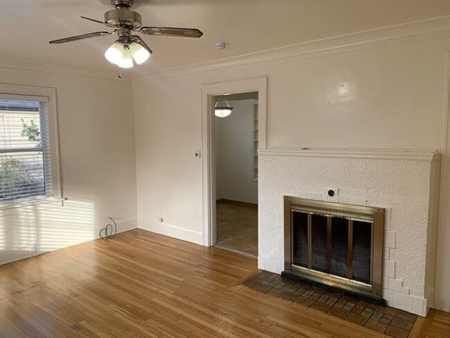 Building Photo - $2,350 - Two Bedrooms, One Full Bath with Bonus Room in Dekum Piedmont Neighborhood