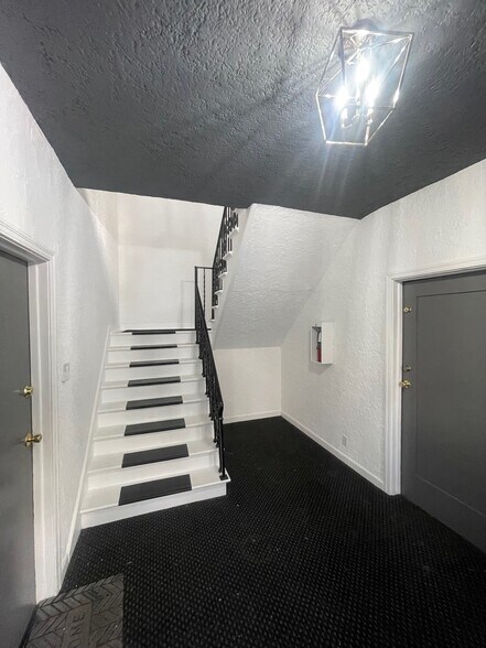 Building Photo - 130 N Croft Ave