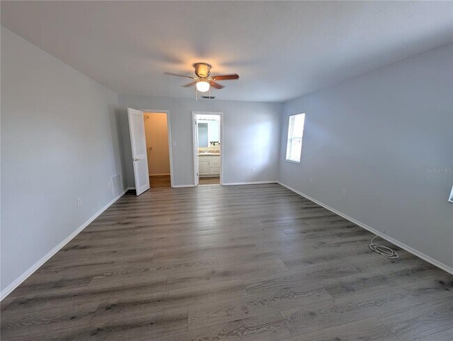 Building Photo - 7288 W Country Club Dr N