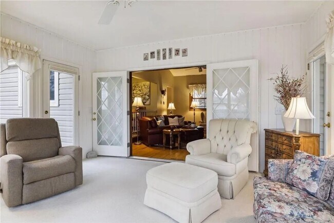 Building Photo - Charming 3-bedroom, 2-bathroom home located in the heart of Woodbury