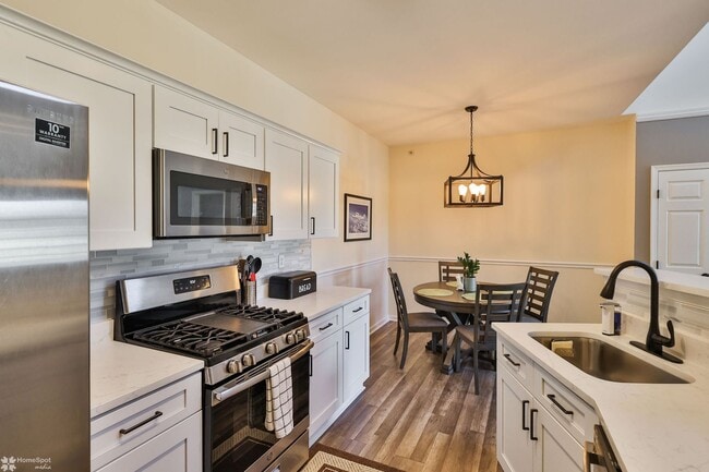 Building Photo - Bright, spacious 2-bedroom / 2-bath condo available now!