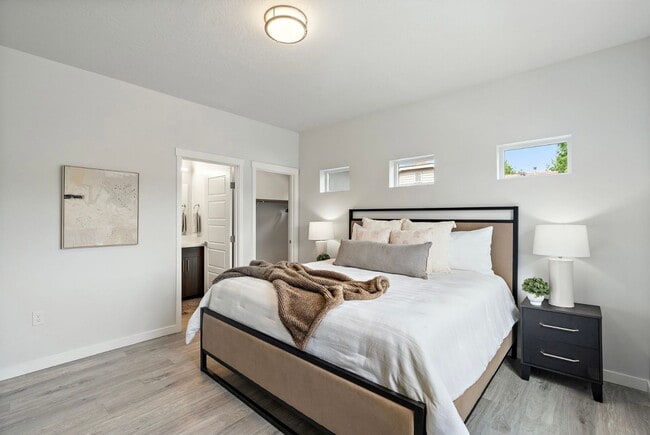 Building Photo - Boise 3 Bed 2.5 Bath 2 Car Garage Townhome AVAILABLE NOW!  $500 RENT CREDIT AT MOVE IN!