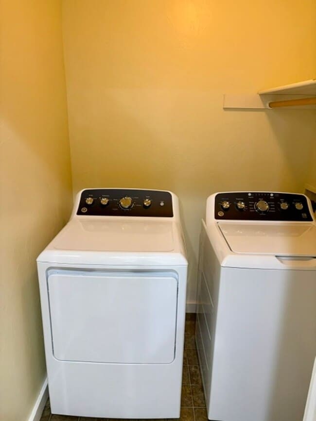 Building Photo - 3 Bedroom, 2.5 Bathroom Townhouse with Fireplace