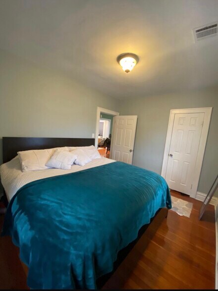 Building Photo - 235 Lawrence Ave