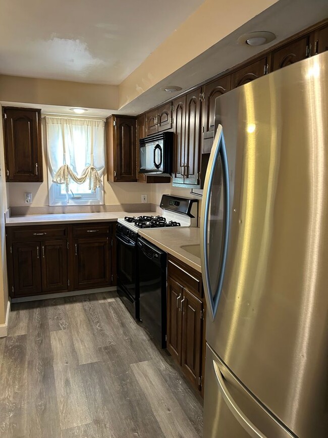 Building Photo - Spacious Colonial For Rent in Lyndhurst