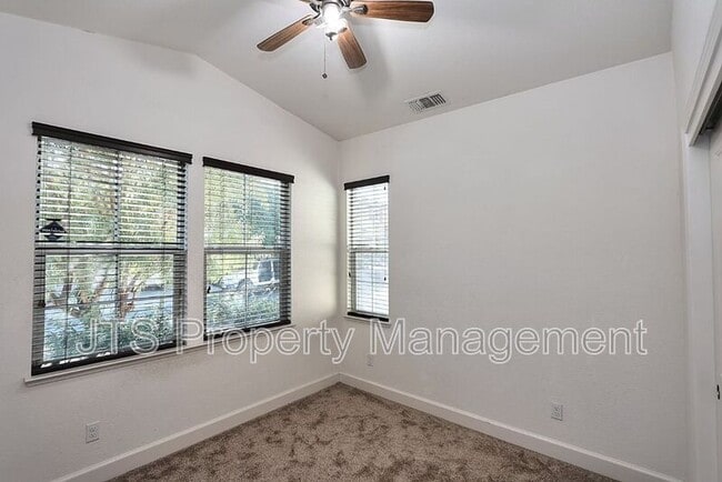 Building Photo - 1427 Bicker Cir