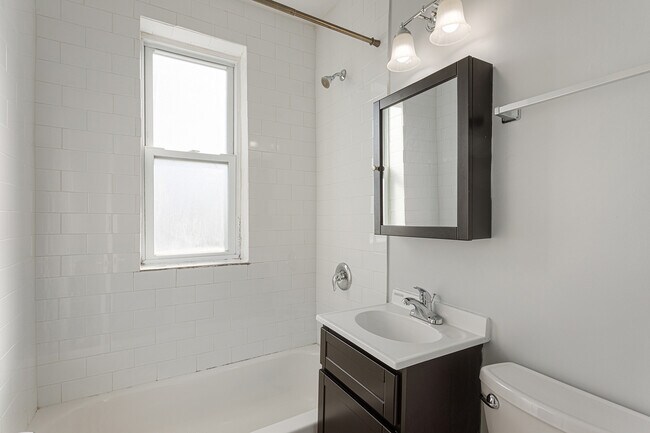 Building Photo - 1608 W Sherwin Ave