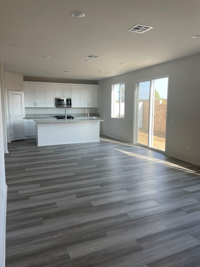 Building Photo - Beautiful New Home