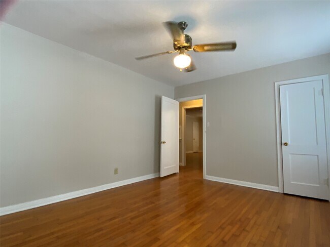 Building Photo - 2327 Branard St
