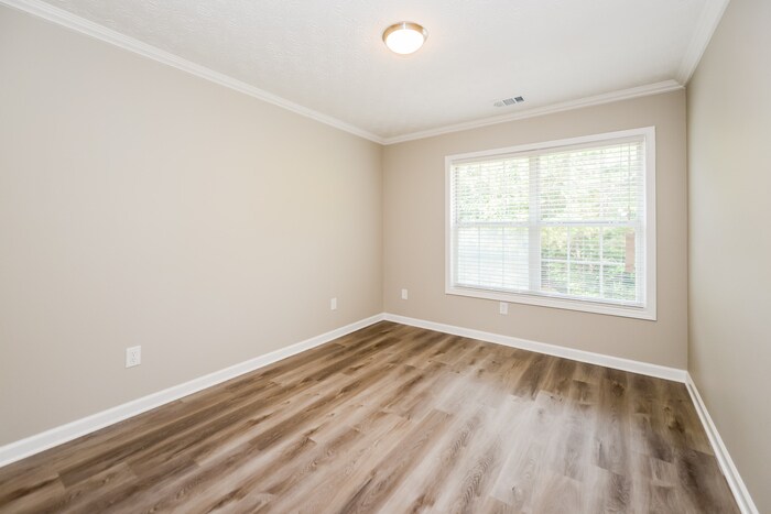 Building Photo - 700 Castlebrooke Dr SE