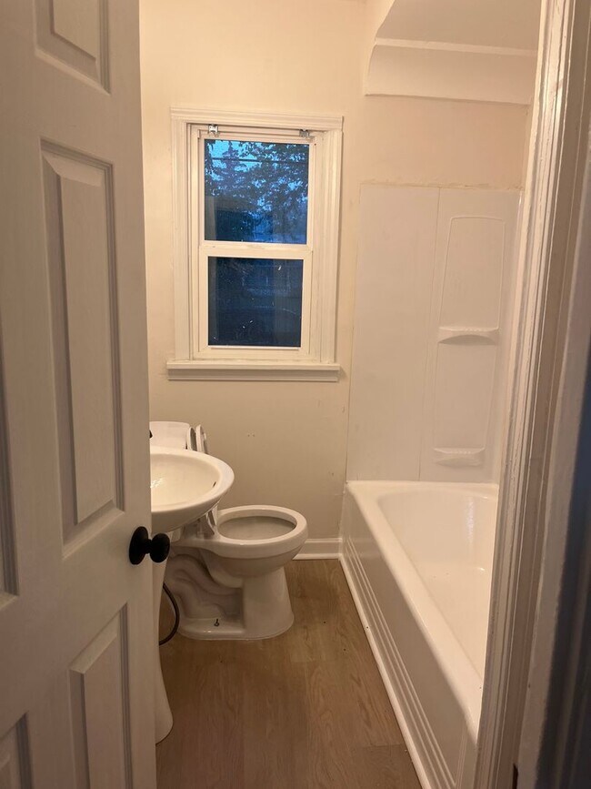 Building Photo - Charming 2-Bedroom Upper Unit – Spacious Living