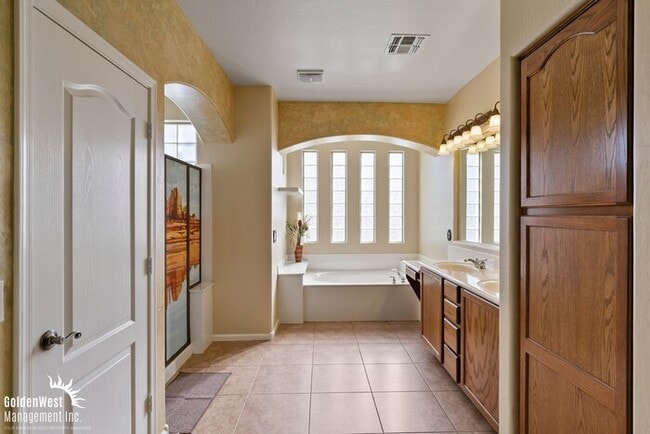 Building Photo - Beautiful 4Bdm 2.5Ba Tuscan-Inspired Home Located in the Norterra Area of Phoenix!