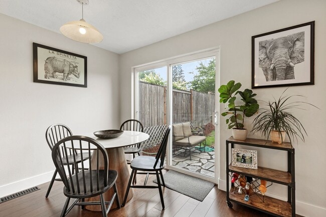 Building Photo - Lovely Row House in Kenton with Fenced Yard and Attached Garage