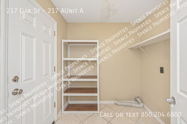 Building Photo - 217 Oak St SE