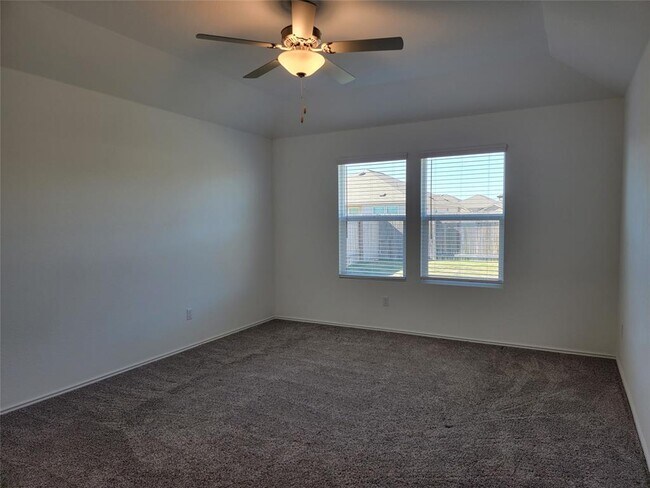 Building Photo - 105 Ulmus St