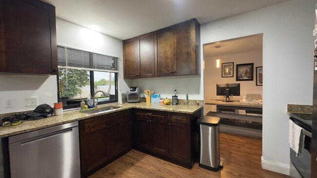 Building Photo - 323 Canterbury Dr W