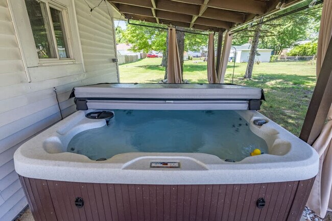 Building Photo - 6536 Lawnwood Ave